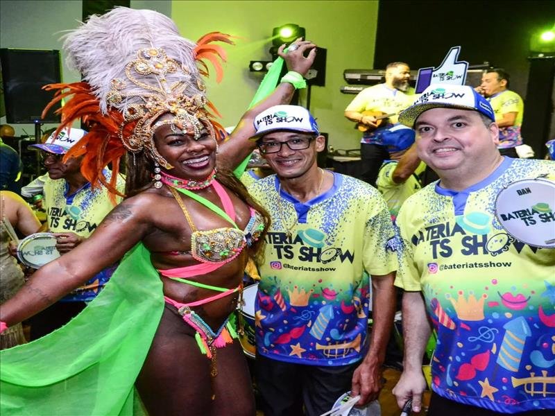 BATERIA DE ESCOLA DE SAMBA