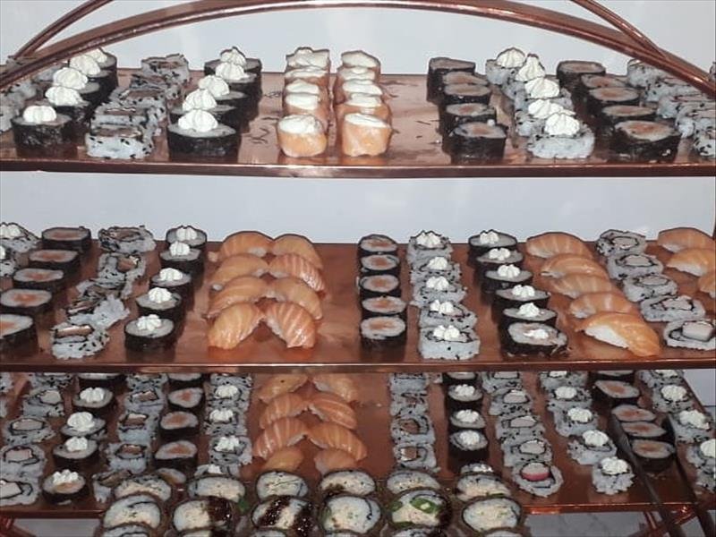 Mesa de comida japonesa na sua festa!