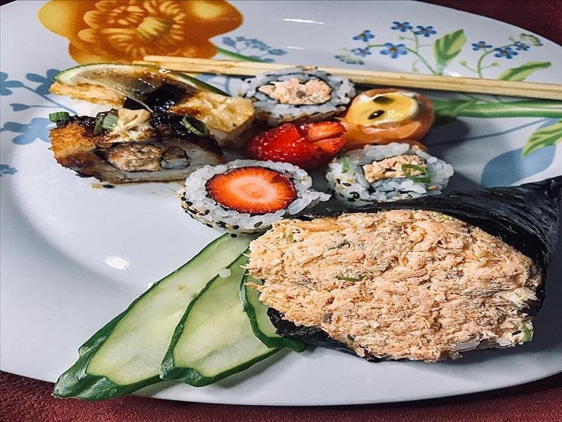 Mesa de comida japonesa na sua festa!