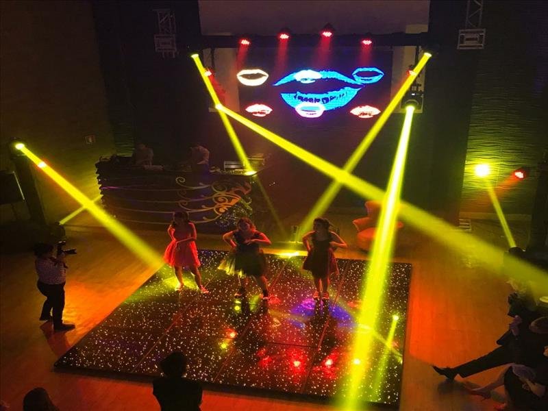 Som e iluminação com equipamentos TOP de linha! DJ, pista e iluminação cênica!