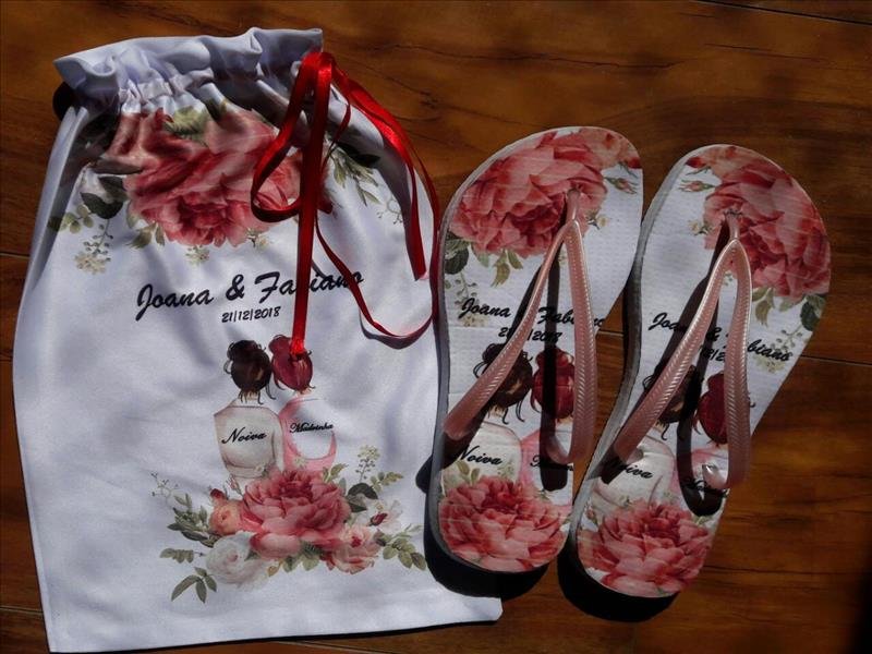 Chinelos personalizados! Um conforto e um carinho especial para os seus convidados!