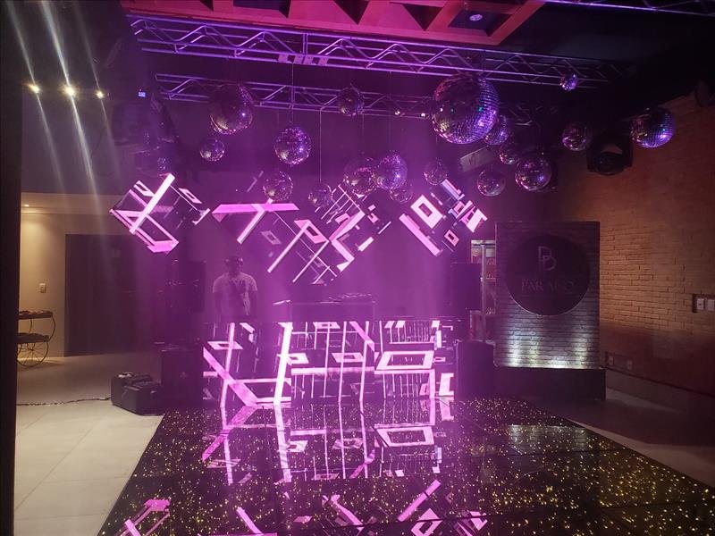 Som e iluminação completa para uma pista de dança incrível na sua festa!