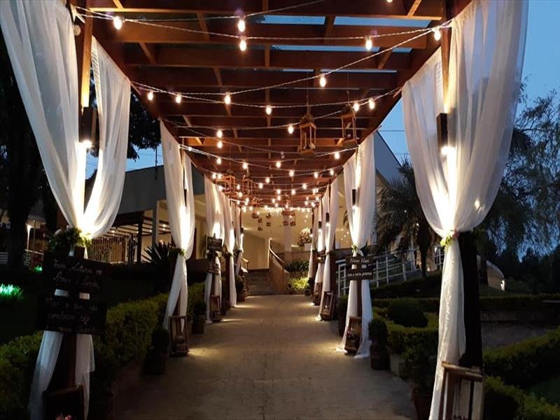 Som e iluminação completa para uma pista de dança incrível na sua festa!
