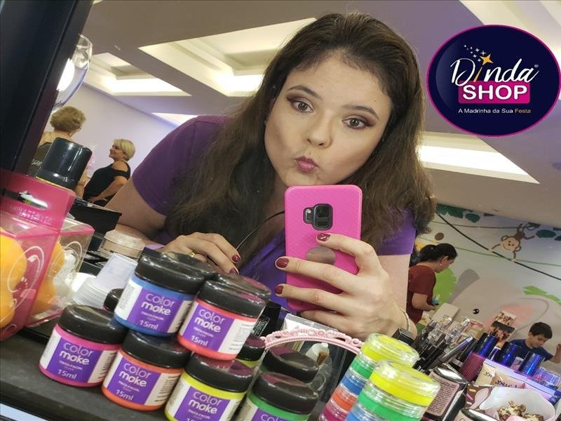 Fotos com maquiagem borracha ou rosto brilhando nunca mais! Camarim de Maquiagem no seu evento! Deixe suas convidadas malucas!