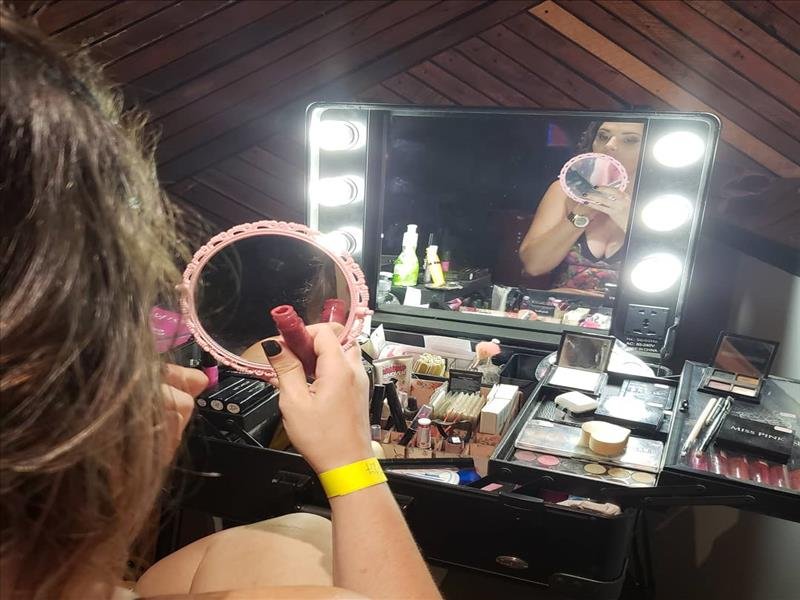 Fotos com maquiagem borracha ou rosto brilhando nunca mais! Camarim de Maquiagem no seu evento! Deixe suas convidadas malucas!