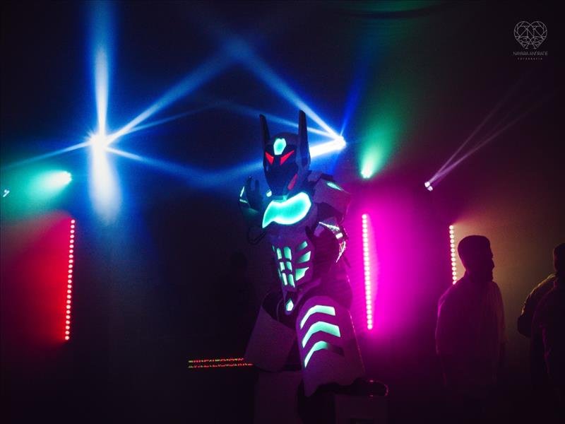 Robozão de Led dançarino com Bazuca! Animação total na sua festa!
