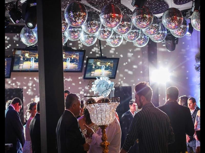 Som e iluminação completa para uma pista de dança incrível na sua festa!