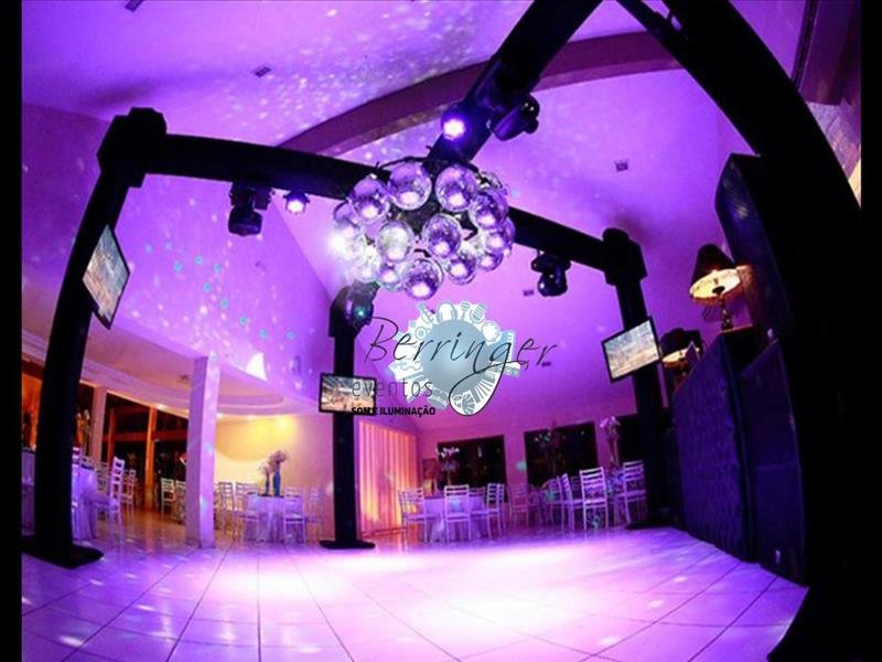 Som e iluminação completa para uma pista de dança incrível na sua festa!