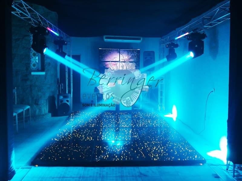 Som e iluminação completa para uma pista de dança incrível na sua festa!
