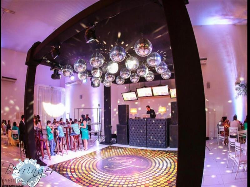 Som e iluminação completa para uma pista de dança incrível na sua festa!