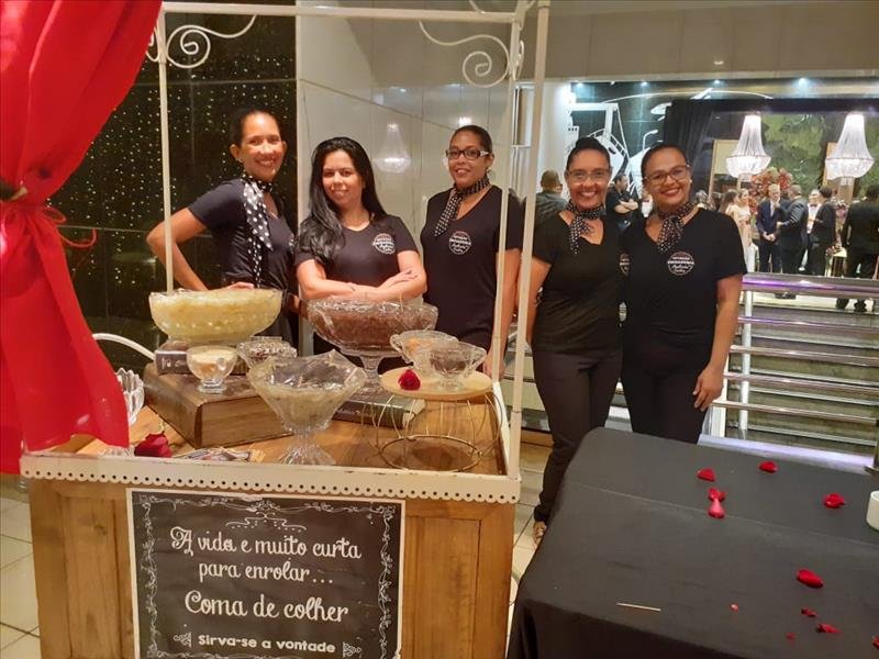 Carrinho de brigadeiro gourmet, apresentação incrível, sabor maravilhoso e convidados enloquecidos!