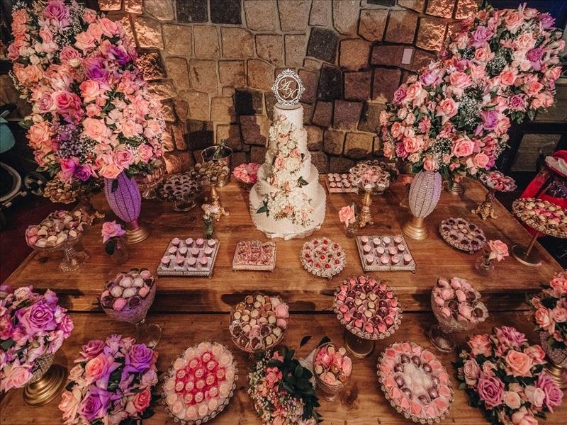 Decoração para casamentos e debutantes, com flores naturais e o menor preço exclusivo Dinda Shop!