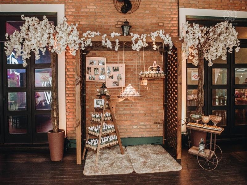 Decoração para casamentos e debutantes, com flores naturais e o menor preço exclusivo Dinda Shop!