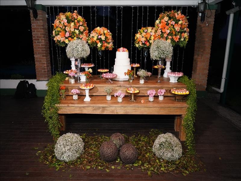 Decoração para casamentos e debutantes, com flores naturais e o menor preço exclusivo Dinda Shop!