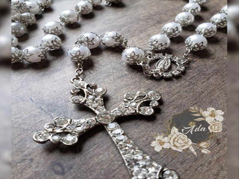Acessórios, terços, coroas e brincos para noivas de debutantes! Peças artesanais, pedras preciosas e semi-preciosas e personalização!