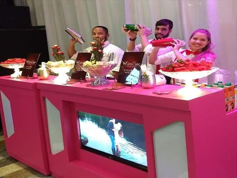 Bartender com novidades em balcões com Tv, cores, cardápios personalizados e Drinks incríveis!