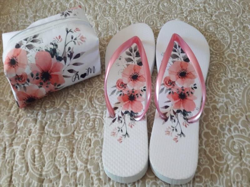 Chinelos personalizados! Um conforto e um carinho especial para os seus convidados!