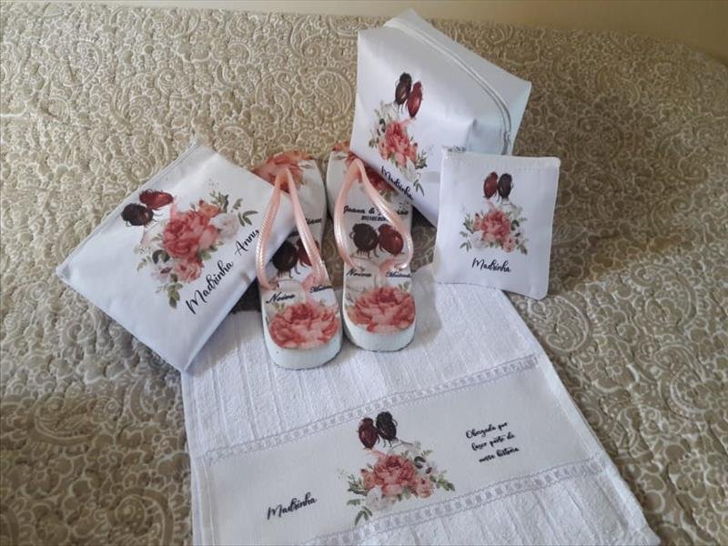 Chinelos personalizados! Um conforto e um carinho especial para os seus convidados!