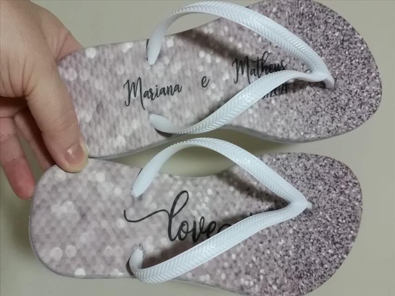 Chinelos personalizados! Um conforto e um carinho especial para os seus convidados!