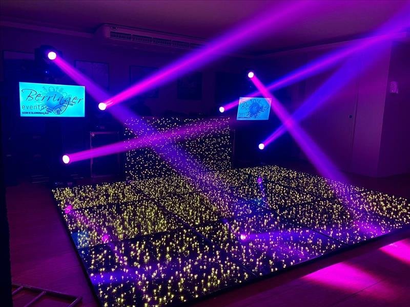 Som e iluminação completa para uma pista de dança incrível na sua festa!