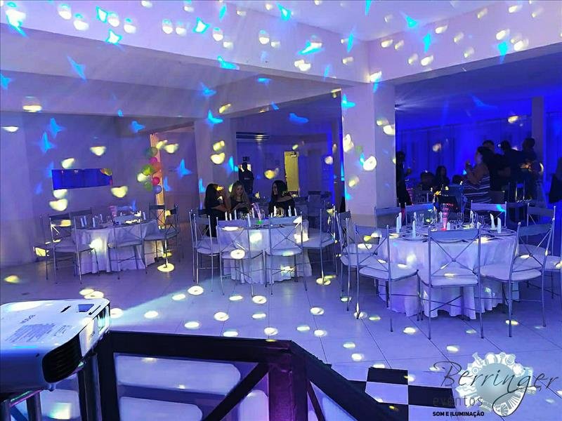 Som e iluminação completa para uma pista de dança incrível na sua festa!