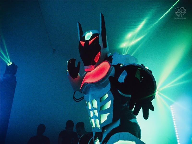 BLACK DINDA: Robozão de Led dançarino com Bazuca! Animação total na sua festa!
