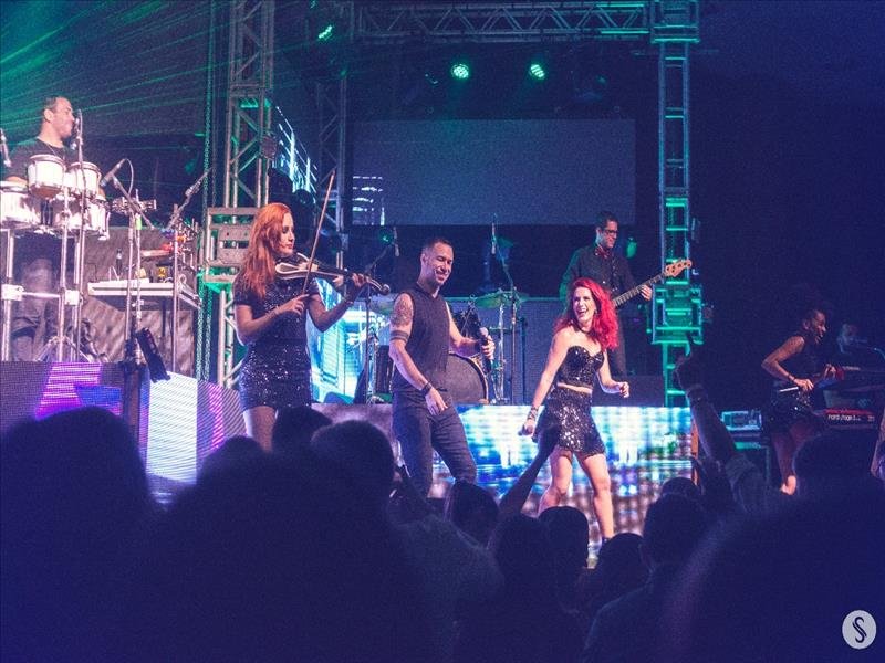 BLACK DINDA: Banda incrível e super animada! Faça seus convidados se divertirem sem parar!