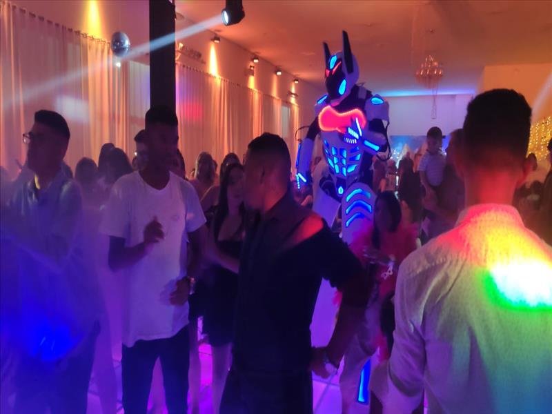Robozão de Led dançarino com Bazuca! Animação total na sua festa!