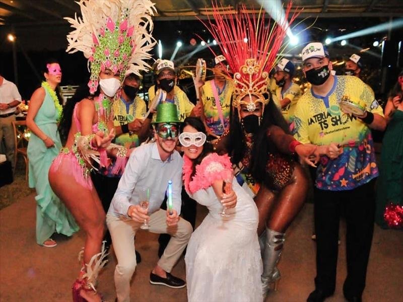 Escola de Samba com bateria e profissionais especializados em eventos sociais!
