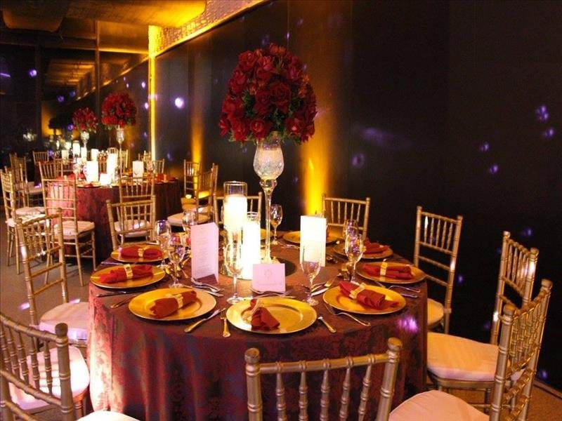 Locação de louças e peças para mesa posta e decorações para festas e eventos
