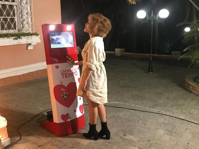 Capsula do tempo, cabine e totem de foto-lembrança de altíssima qualidade e o menor preço exclusivo Dinda Shop!