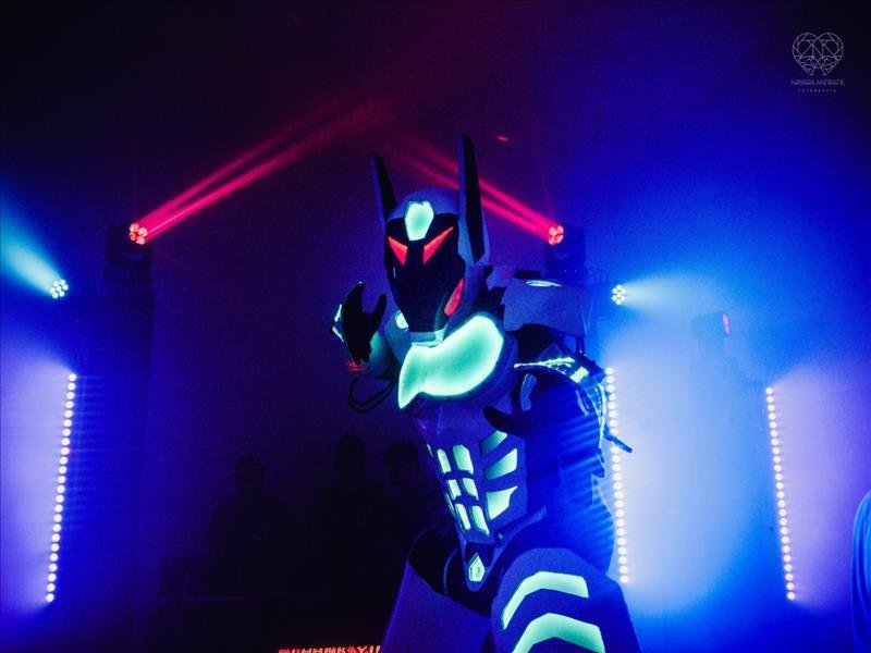 Robozão de Led dançarino com Bazuca!