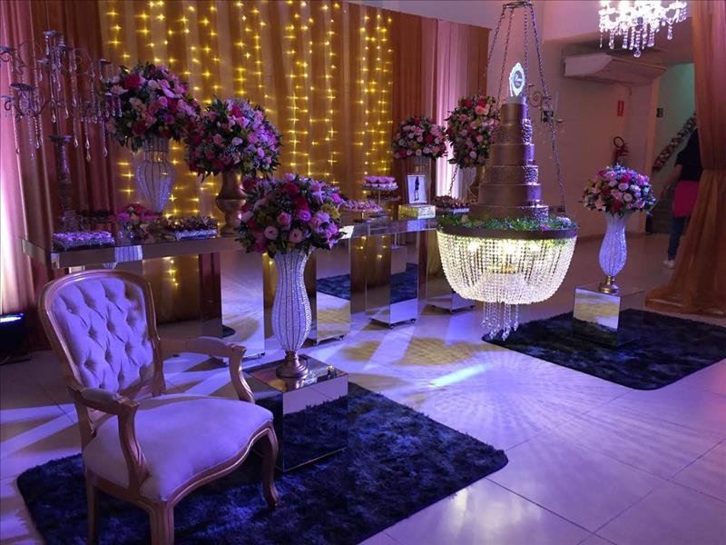 Decoração completa em estilo clássico, rústico ou personalizado para seu evento ficar inesquecível! Opção com Buffet em rodada aberta!