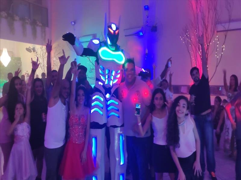 Robozão de Led dançarino com Bazuca! Animação total na sua festa!