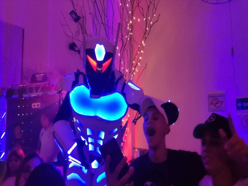 Robozão de Led dançarino com Bazuca! Animação total na sua festa!