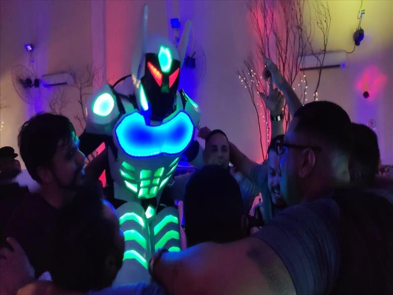 Robozão de Led dançarino com Bazuca! Animação total na sua festa!
