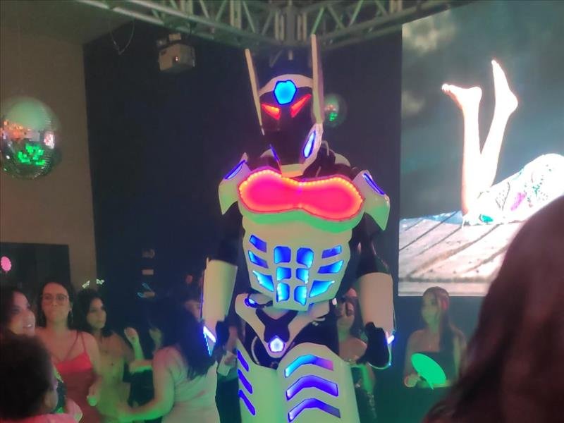 Robozão de Led dançarino com Bazuca! Animação total na sua festa!