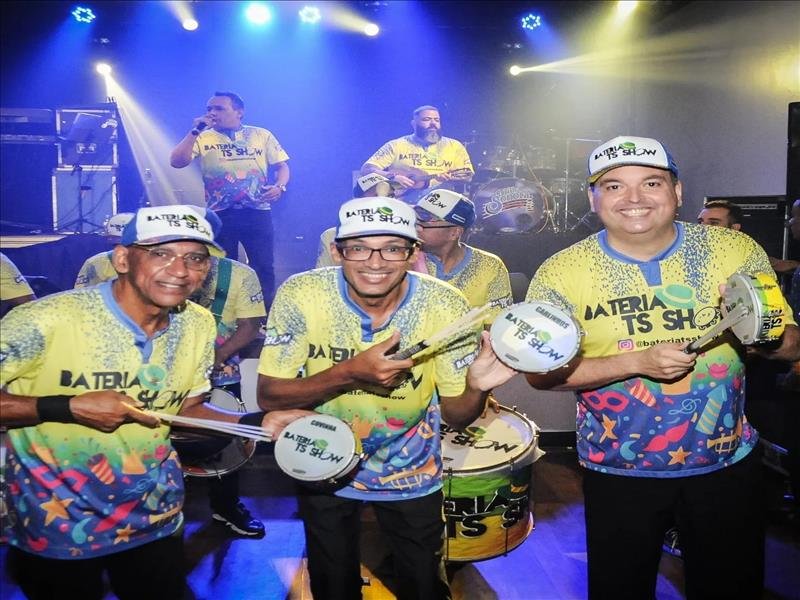 Bateria de escola de samba uniformizada, treinada e famosa!