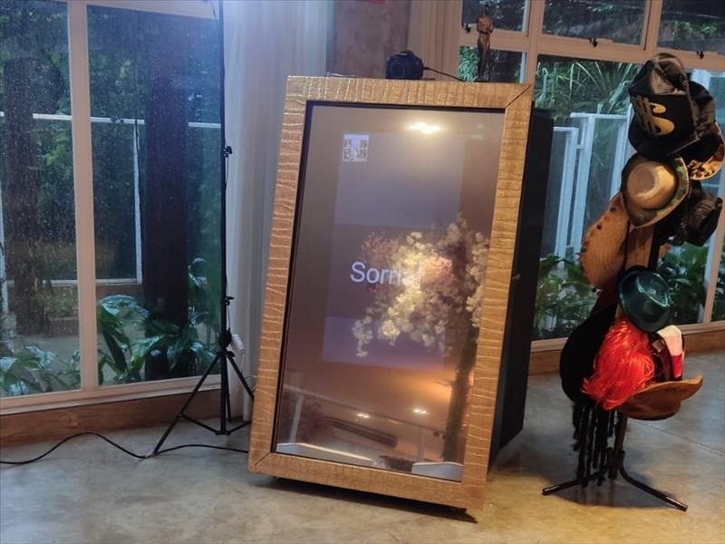 Espelho, cabine e totem de foto-lembrança