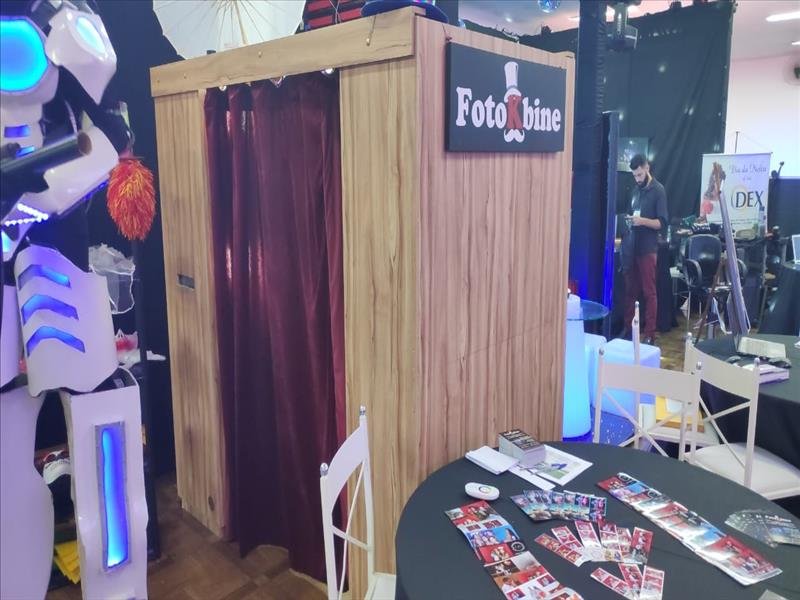Espelho, cabine e totem de foto-lembrança
