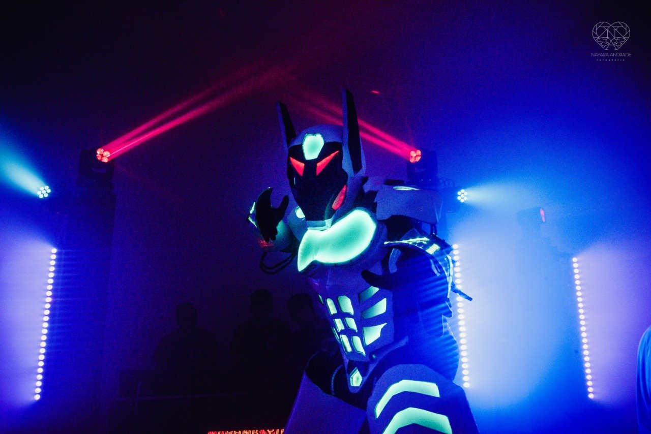Robozão de Led dançarino com Bazuca! Animação total na sua festa!