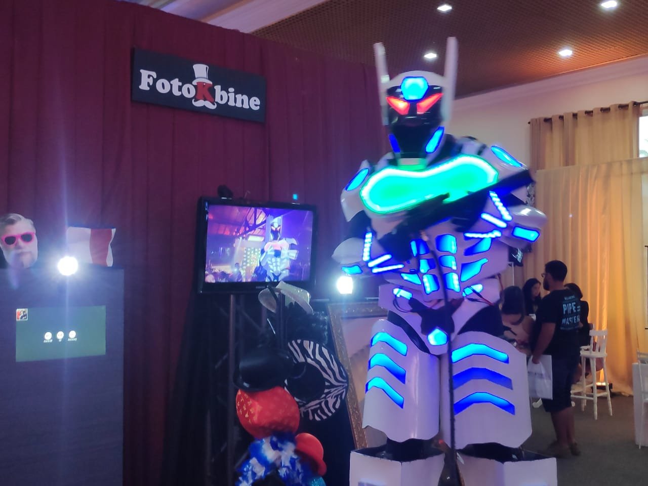 Robozão de Led dançarino com Bazuca! Animação total na sua festa!